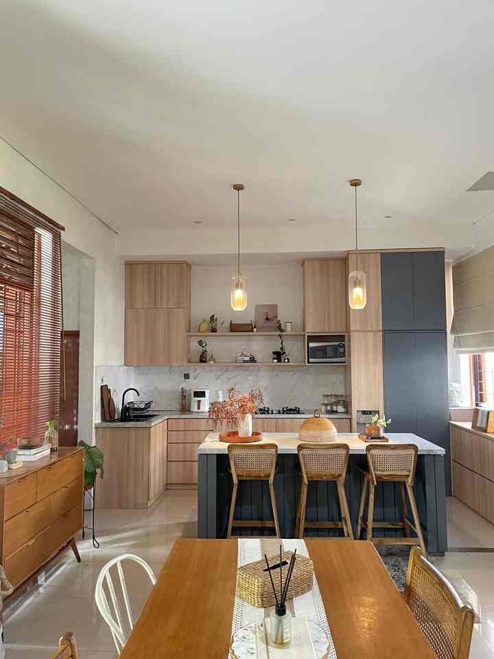 @kns.living kitchen Day and Night mode 🌞🌛 Dari foto ini keliatan yaaah dekorasi dapurku berberda saat pagi dan malam hari.. Aku lebih suka keadaannya kl siaang, karena terasa lebih cerah dan luas, tapi kl malam hari, ada rasa damai ngeliat ruangan ini dengan pencahayaannya.

How do you think guys? Which one do you like? ☺️
-

#KNSLiving
#DapurCantik
#MyDreamKitchen
#InspirasiDapur
#KitchenTransformation
#KitchenNightmode
#KitchenDaymode