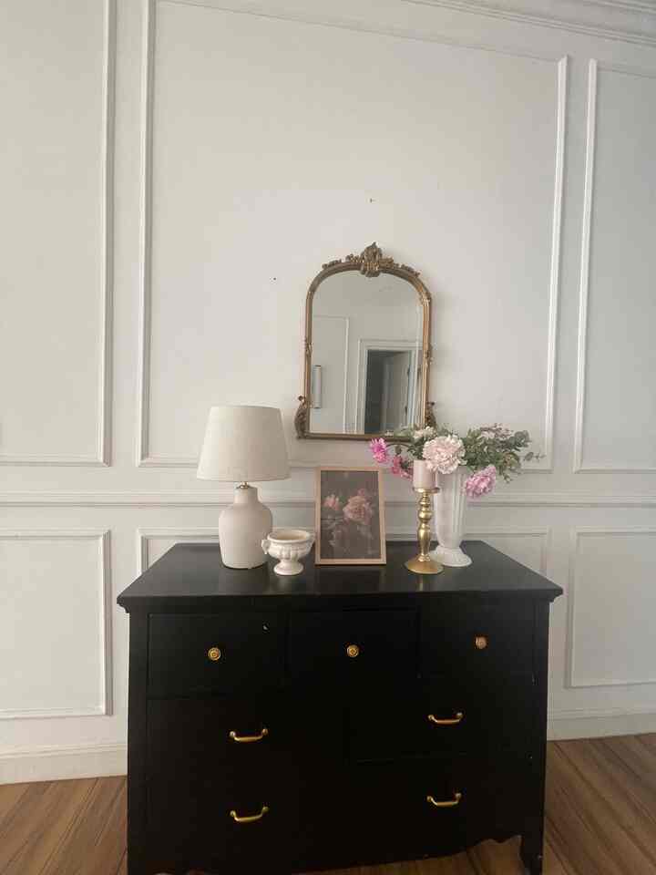 Hai classy Neighbors, spot yang aatu ini adalah bagian yang paling bunzu  suka. Semacam kanvas kosong bersedia dilukis apapun yang bunzu inginkan. Semacam tempat ekspresi tentang dekorasi yang moderen klasik dengan budget friendly. Menempatkan frame seharga kurang dari tiga puluh lima ribu dipadu vase klasik pendek seharga kurang dari empat puluh ribuan adalah kepuasan tersendiri. Menghasilkan dekorasi yang nyaman di hati nyaman di kantong? Gimana? Ada yang samaan?


1. #BudgetFriendlyDecor
2. #AestheticAffordable
3. #SpillDecorLowBudget
4. #nyamandikanton
5. #klasikbudgetasyik