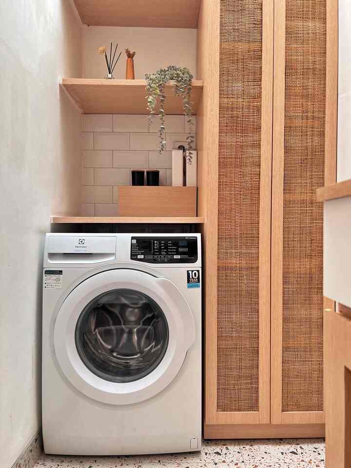 Laundry room ini berukuran 2 x 1 m. Jadi sebisa mungkin di design sesuai kebutuhan tapi tetap terlihat simple. Dekorasi ruangan sangat berpengaruh disini. 


#BudgetFriendlyDecor
#AestheticAffordable
#SpillDecorLowBudget
#Laundryroom
#Designlaundryroom
#inspirasilaundryroom
#laundryroomkecil

