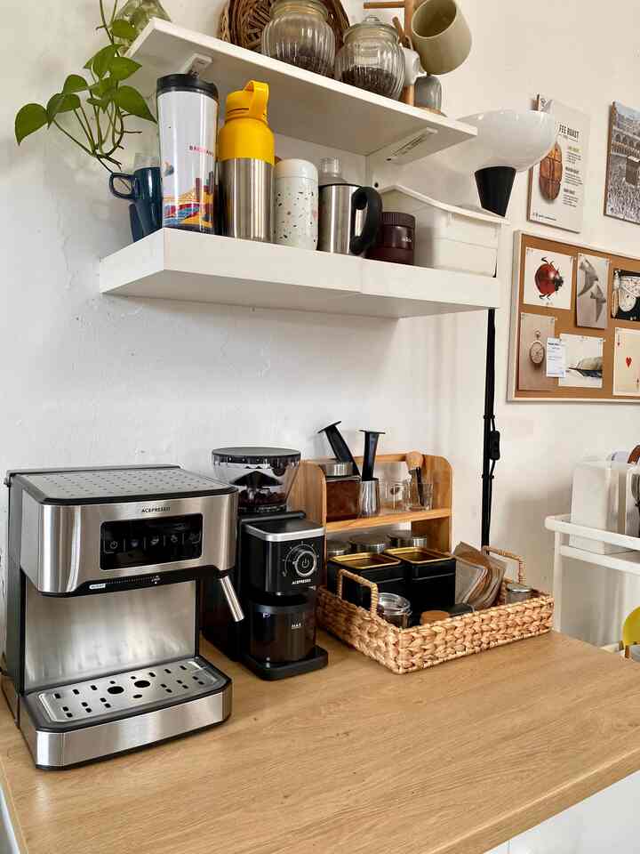 Masi seputar rumah. Ini adalah best shot dari tiap ruangan di rumah kami. Kami paling senang membuat kamar anak.

Desainnya terinspirasi dari showroom Ikea☺️
Sisanya kami menata ruangan sesuai dengan kebutuhan berkegiatan kami sehari hari

#depok #ceritarumahku #rumahcluster #rumahdeveloper #rumahtanpaarsitek #rumahtanpadesaininterior #minimalism #konsepninimalis #mixedstylehome