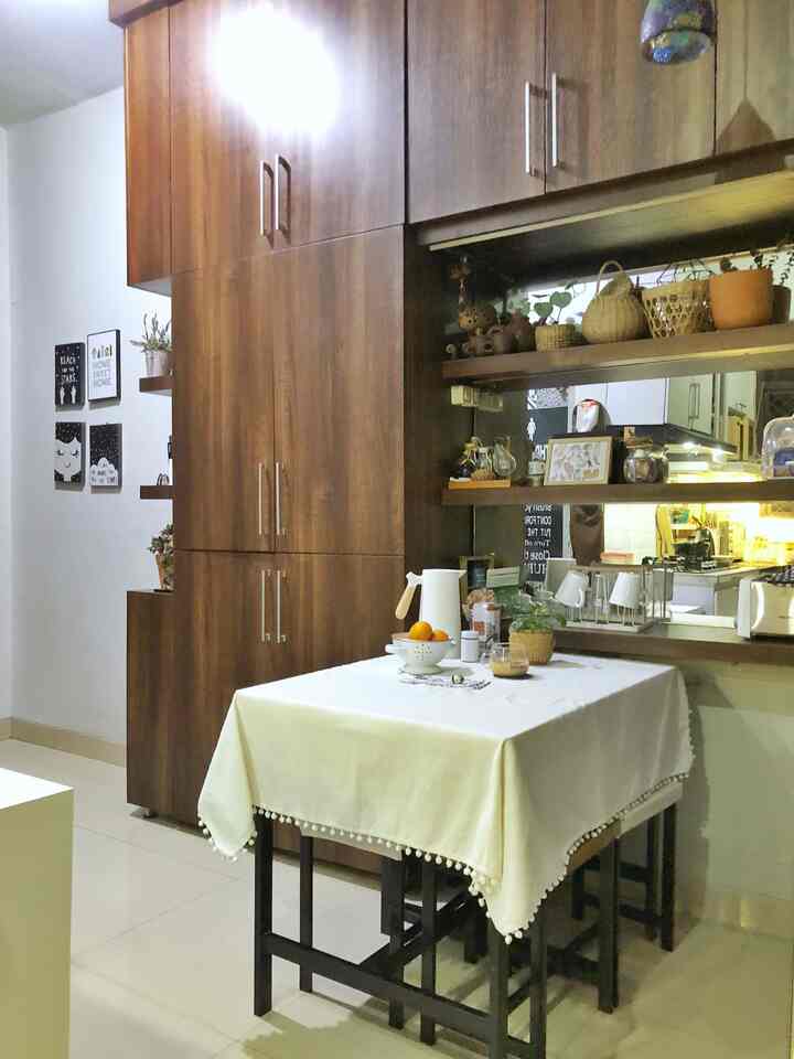 dining room kami satu area dengan dapur. Sebuah keterbatasan yang perlu kreatifitas agar area makan seuprit ini fungsional dan tetap estetik dong 😄 Pilih yang perlu aja tapi tetap cantik dilihat. printilan disini rata-rata  dibawah 100K gaes ! 😃

Ada yang mau bergabung ngopi siang ini ? 😉

#SpillDecorLowBudget #AestheticAffordable #BudgetFriendlyDecor #plantmom #bohoscandi #catlover #rumahkecil #jakbar