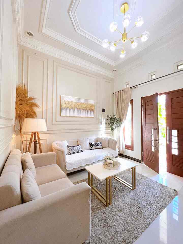 Ruang tamu dgn ukuran yg tdk luas, cuma 3x3.4m.Dengan dominan warna crem, dan sentuhan gold.Semoga menginspirasi.
#HomeLighting
#InspirasiLampu
#LightingDesign
#LampuLantai
#LampuGantung