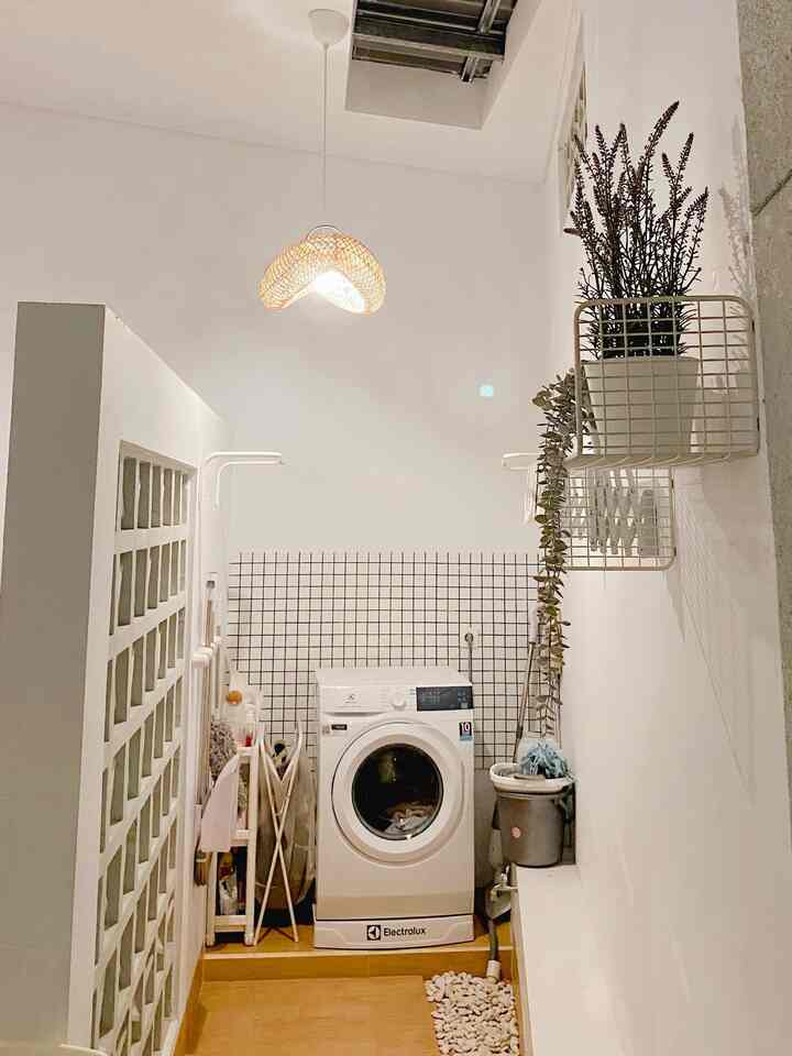 Laundry room night vibes.

laundry room ini berukuran 1.2x3m kita sengaja buat gang untuk memaximalkan space menjemur baju, untuk jemuran baju nya sendiri kita pakai rak gantung dinding ya.. gunanya agar tidak memakan banyak tempat.

ada 1 lampu gantung juga untuk mempercantik laundry room ini, kita pasangkan lampu berbahan rotan dengan lampu warm white. membuat laundry room ini menjadi lebih homey.

semoga menginspirasi🤎

#savespace #spacesaving #laundryroomideas #laundryroom #laundryroomhome #laundryroominspo #inspirasilaundryroom