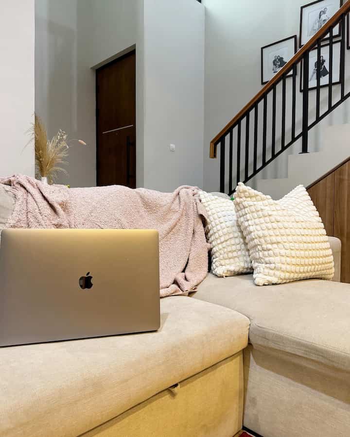 Living room dengan suasana baruuuuu… 💕

Siang tadi baru jalan-jalan ke IKEA Kota Baru Parahyangan, dan udah berniat pgn bgt ganti cushion cover biar vibesnya beda.
Yayyy jadi naikin mood deh kalau beli perlengkapan rumah tuh ✨🪟

#livingroom #ruangtv #ruangkeluarga #ikea #bandung #cimahi #cluster #homedecor #aestheticroom #aestheticdecor 