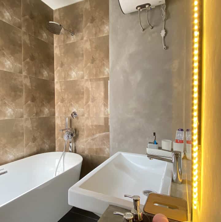 Ini adalah salah satu kamar mandi di wina.home. Lebih tepatnya kamar mandi di kamar utama. Sengaja kita desain secantik mungkin dan senyaman mungkin maksudnya biar seperti ala2 di hotel. Hehe 
#interiorbathroom
#designbathroom
#bathroomindustrial
#bathroomaesthetic
#rumahindustrial
#rumahcibubur