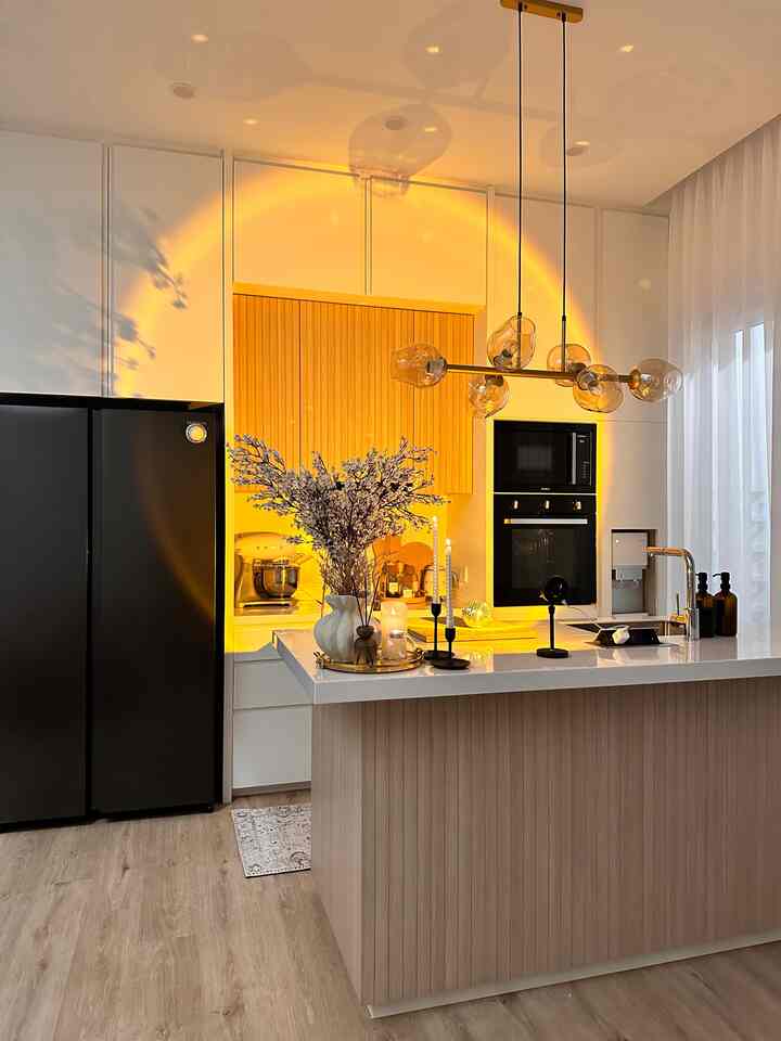 The addition of sunset lights gives this kitchen a unique vibe 🥰😍

#kitchenjapandi
#nightvibes
#japandi
#clean kitchen
#sunsetlamp
