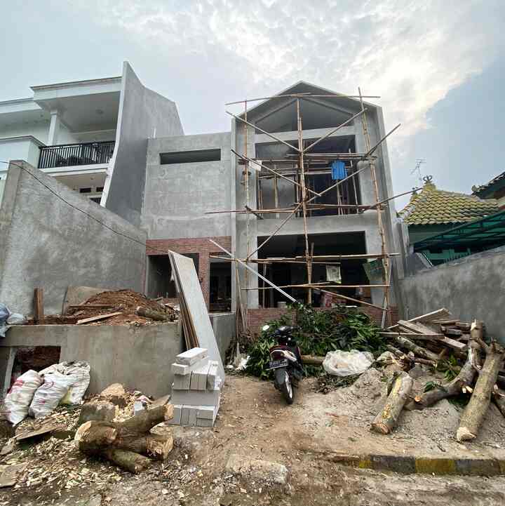 Kami berdua punya cita2 yang simple. Yaitu ingin punya rumah yang berbeda dari tetangga2nya. Dari situlah kami fokus cari kavling. Beberapa perumahan kami masukin utk lihat2 kavling, berbagai macam luas & harga beda2. Sampai akhirnya qt menemukan luas yg PAS dan alhamdulillah dgn harga yg PAS juga😆 Setelah proses pembelian kavling tentu saja tidak semudah ini utk ngebangunnya. Butuh proses 5tahun sampai akhirnya qt memutuskan untuk membangun (nanung dulu shay). Tahun ke 5 alhamdulillah kekumpul, dan voila! Jadilah rumah impian kita dengan design suami 🩷
#myhomestory
#myhomejourney
#ceritarumahku
#rumahindustrial
#fasadindustrial