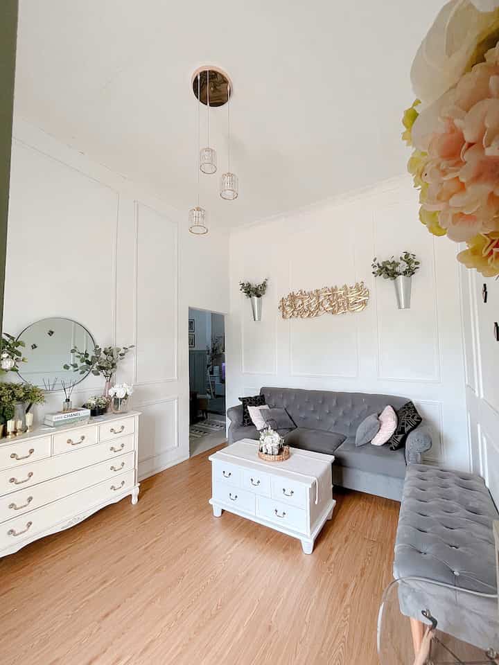 Kata orang memilih rumah jodoh jodohan ya? Iaa pencarian rumah ini di tahun 2015  kayak ketemu jodoh. Langsung klik sama lokasi nya dan harganya. Waktu it aku memang ingin rumah mungil dengan luas tanah lumayan karena menyesuaikan budget.
Awal beli tipe 45: 6x8 diluas tanah 12x14 M.
Sekarang luas rumah ku 11x11 M.

Aku melakukan 3x renovasi dengan menambah bangunan. 
Menambah dapur , ruang makan, kamar no 3 dan garasi yang nyaman. 

Bisa lihat banyak yang berubah juga dari selera interior di slide before - after pada slide 3,4,5 
#MyHomeStory
#MyHomeJourney
#CeritaRumahku
#Homedecor #dekorasirumah #homeinspiration #homeideas #interiorstyling #rumahcantik #desainrumah #inspirasirumah #desainrumahminimalis #desainrumah #rumahminimalis #rumahkorea  #vintagehome #modernfarmhouse #amercianclassic