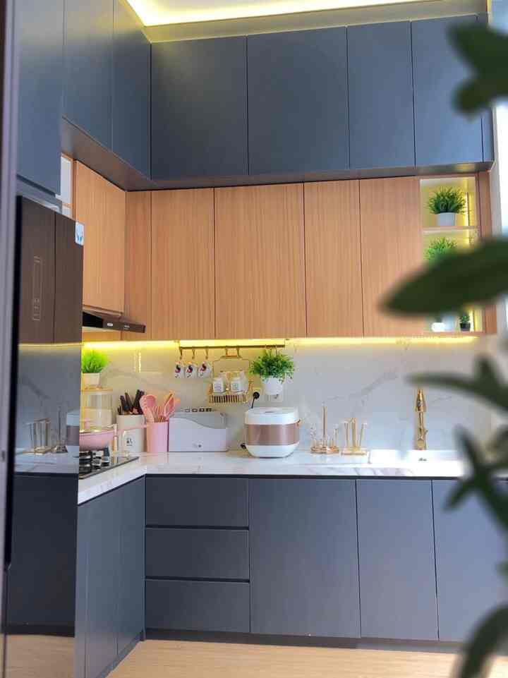 Dapur semata wayang dan impian dari umur 14 tahun pengen punya dapur yang memiliki kitchen set. Budget dapur model full plafon ini habis dana total Rp.35.000.0000 sudah bersih dengan peralatan dapur dan elektronik dapur di dalamnya. Memilih 2 warna supaya timeless dan elegan minimalis. Kalau dibilang mahal memang sangat mahal, tapi kalau dengan usaha nabung insyaallah terasa ringan.

#DapurImpian #dapurmodern #Dapurpengantinbaru #dapurcantik #dapurminimalis #DekorasiDapur #DekorasiKitchenSet #KitchenSet