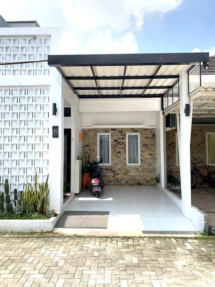 Kanopi ✨

Ini kanopi hasil makeover kanopi lama. Di resetting rangka, repaint, tambah talang air dan penutup tampias air. Rangka kanopi menggunakan hollow 4x8 dan atap uPVC Alderon double layer putih doff. 

#Kanopi 
#Kanopiminimalis
#Carport
#rumahcluster
#minimalist
#65m2