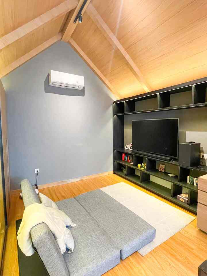 Ini adalah ruangan rahasia di #DaysHome yang belum pernah aku bahas karena PR banget utk kesini. Silahkan utk scroll ke foto terakhir untuk tau kenapa.

Jadi ruangan ini adalah ruangan untuk kantor suami, display Lego dan juga mini cinema. 

Konsepnya adalah attic room seperti di luar negeri makanya tangganya pun menyesuaikan. Kami ada rencana untuk mengganti tapi masi menunggu terkumpul budget supaya bisa mengganti dengan tangga yg sesuai keinginan.

Masi banyak tempat kosong utk didekorasi, rencananya sih mau diisi dengan board games. Kalau ada ide lain boleh dong comment.

#Attic #HomeOffice #Cinema #FamilyRoom #Lego #LegoDisplay #BSD #RumahCluster