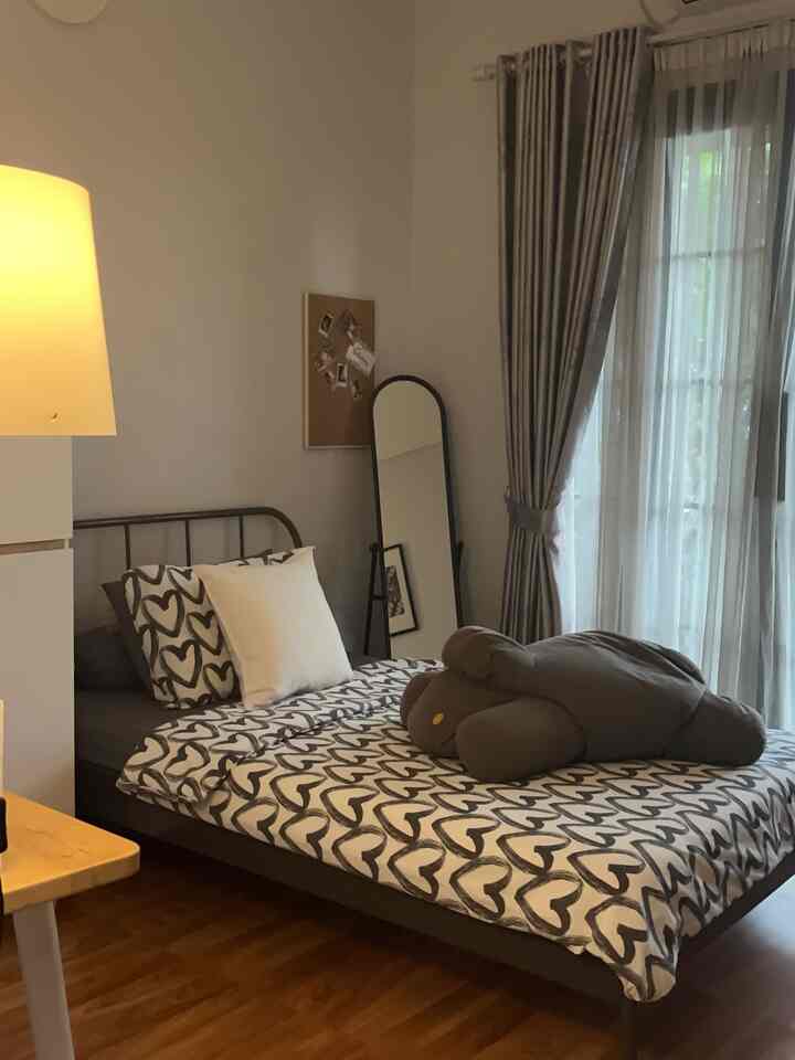 
Kamar anak semata wayang dengan dekorasi simple sesuai request mengambil tone warna putih pada dan grey, kamar yang diluarnya terdapat  balkon lebih luas dari kamar utama sebagai area kongkow bersama teman2 nya.


#Kamaranak
#Bedroom
#Midcenturymodern
#Rumahmodern
#Decorlowbudget
#Tangsel
#ciputat