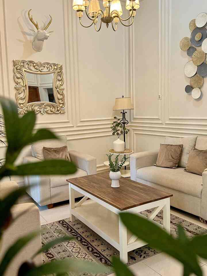 Selamat datang di ruang tamu kami
#ruangtamu #homedecor #vasputih #vasbunga #tanaman #tanamanartificial #walldecor #figura