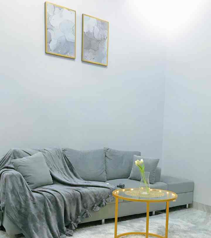 Halloo mampir yuk diruang tamu aku yang simple dan aku sentuhin warna gold agar terlihat mewah dengan nuansa grey on gold dengan vibes dimalam hari dihiasi lampu dimeja yang bikin suasana makin nyaman🤍

#dekorasiruangtamu #ruangtamuminimalis #ruangtamugold #ruangtamuabuabu #katpetbulu #blanket #dekorasiruang 