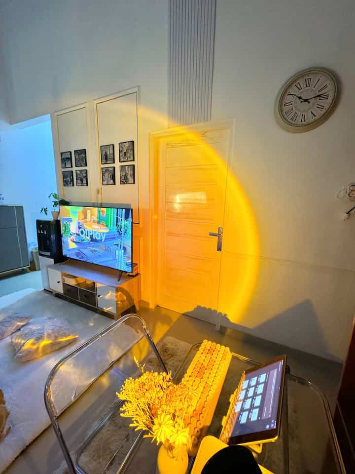 Workspace portable sekaligus area dengerin musik yang menyatu dengan ruang tv ✨

Saat malam hari, aku suka dengerin musik sambil kerja, lalu kalo dirasa sudah bosan, kemudian membaca buku sambil tetap dengerin musik, kalo udah lelah membaca kadang aku nonton film, yass! Semua aktivitas kulakukan disiniiii 🤍✨

Aku biasanya menyalakan lampu tambahan dan mematikan semua lampu di area ini karena ini merasakan suasana yang tenang nyaman dan syahdu tapi ttp bisa untuk bekerja membaca🤍

Nah, ini area ternyaman untuk ku di dalam rumah ini✨ 

#HomeInspo
#RumahMezzanine
#RuangTv
#RuangKerja
#AreaBaca
#RumahMinimalis