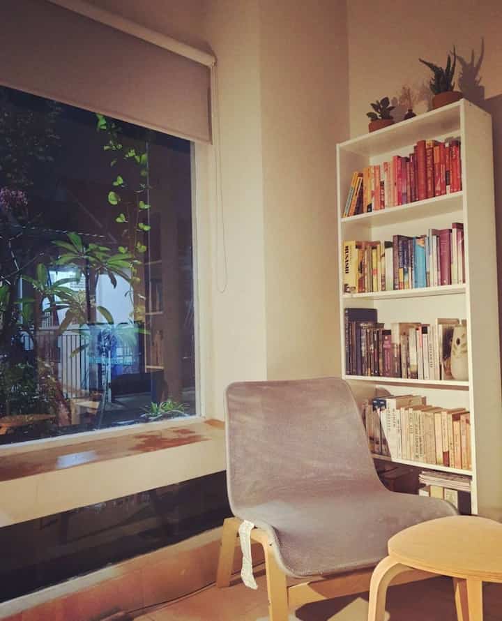 Sudut paling nyaman dan estetik di ruang keluarga kami. Seringnya berfungsi sebagai pojok baca, ngeteh, ngopi dan ngelamun.

Semoga bisa menginspirasi untuk kamu yang suka baca, pingin punya pojok baca tapi ga punya space buat perpustakaan kayak rumah kami.

#corner #sudut #pojokbaca #smalllibrary #diyreadingcorner #BTNOAS6