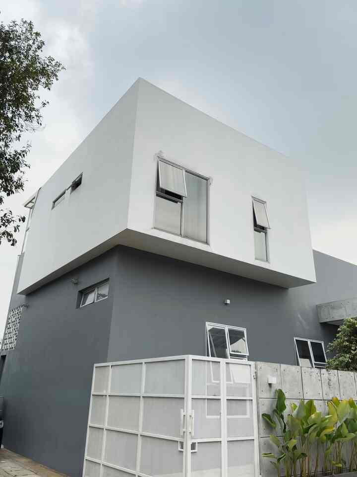 Orang bilang beli rumah itu jodoh-jodohan, siapa yang sangka jodoh kami malah di sebelah pemakaman umum? 🥹🥹

Kenapa beli disini, tentu saja waktu itu karena masalah budget. Kami hanya memiliki budget terbatas, ingin membeli rumah secara cash, lokasi dekat dengan orangtua dan dengan wilayah yang strategis. 

3 tahun tinggal di rumah ini, kamipun menggunakan uang tabungan untuk merenovasi sesuai dengan keinginan. Kenapa tidak pindah dan beli rumah baru? Karena kami sudah sangat nyaman dengan lingkungan disini 🥹🥹

Apakah ideal rumah di sebelah pemakaman? Bagi kami, tanpa terkait idealitas lokasi, rumah adalah tempat dimana ada orang-orang yang tersayang bernaung. Jadi dimanapun kami tinggal, asal bersama orang-orang tersayang, maka itulah rumah. 

#RumahSemak #MyHomeStory #MyHomeJourney #CeritaRumahku