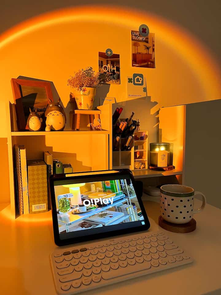 Try photos with different styles. I added a sunset lamp. Honestly, it makes the vibe of the room different.

But of all the corners in the house, the most suitable photo using a sunset lamp is only the work area. If it's from another angle, it's not as suitable.

In your opinion, is it suitable?

#Sunsetlamp #WorkingDesk #TinyHouse #LightingIdeas #Bandung #Japandi