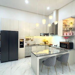 First post in ohouse …. Salah satu spot favorite di rumah ku yaitu dapur…. Ya aku menyebut nya “My Dreams Kitchen”  Dapur dengan luas 3.5 x 2.5 m ini mengusung tema modern minimalis, dengan perpaduan warna light grey dan broken white agar dapur terlihat luas , serta dipadukan dengan sentuhan gold agar terkesan mewah. #BTNOAS6  #dapursatukamar #dapur #dapurcantik #dapurminimalis #kitchen #kitchenset #idedapur