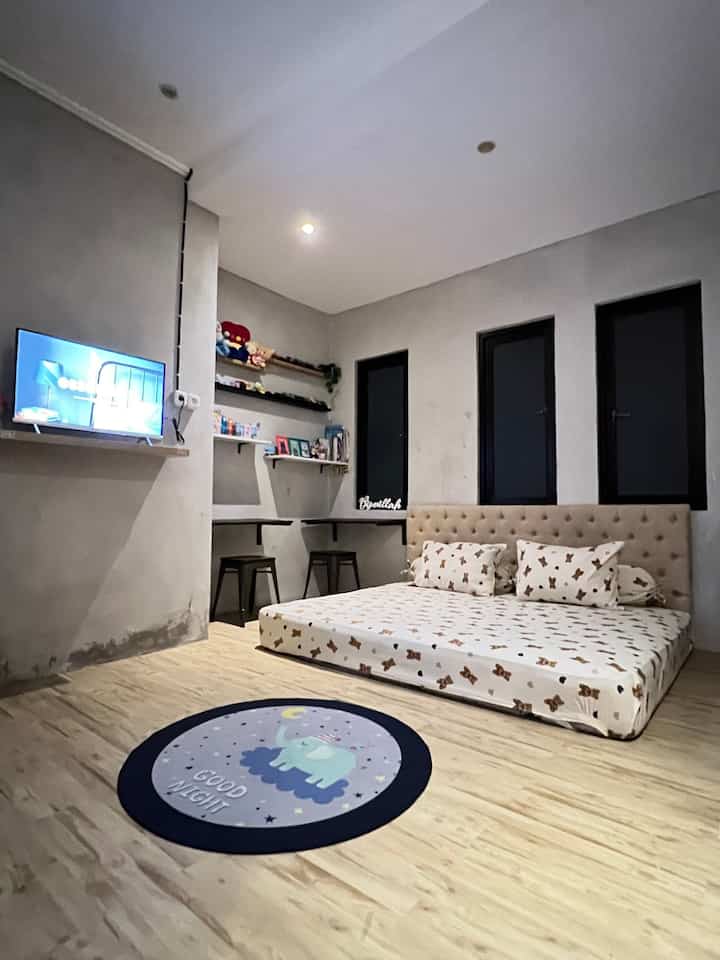 Kids room

Menata kasur di lantai menjadi favorit banyak orang termasuk aku 🤭 Selain mudah untuk dipindahkan, cara ini bisa meminimalisir penggunaan terlalu banyak perabot, karena anak-anakku masih kecil perabot yang simple jadi pilihanku biar anak-anak bebas bermain dan betah di kamarnya ☺️

#kidsroom
#kamarindustrial
#rumahyuqibam
#inspirasikamartiduranak
#MyHomeStory
#MyHomeJourney
#CeritaRumahku
