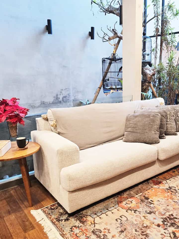 Ruangan ini menjadi salah satu tempat kami berkumpul sebagai keluarga. Kenyamanan menjadi kunci kami dalam memilih furniture 
#rumahbuaran #ruangkeluarga #tropicalhouse #sofanyaman 
