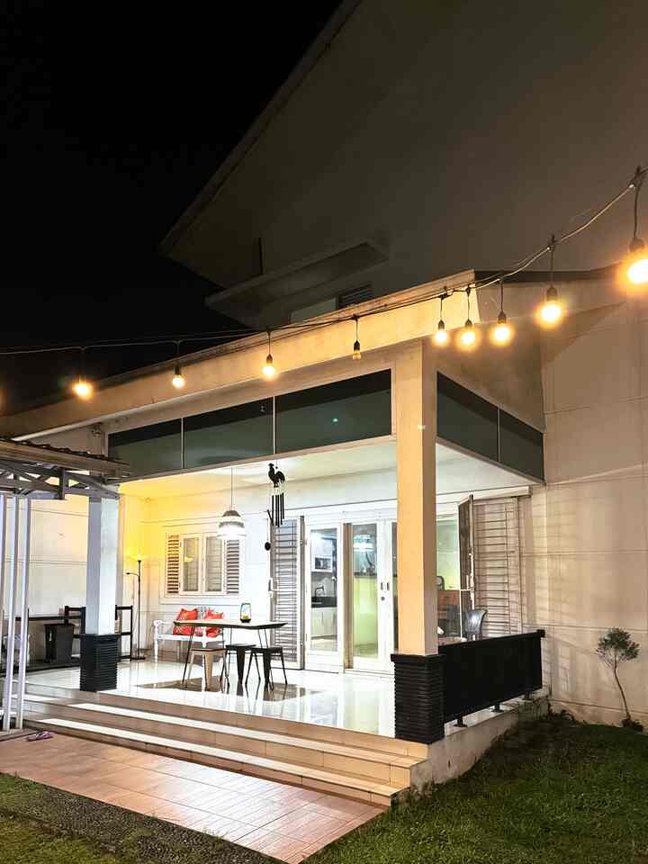 Cerita Rumah Dengan Halaman Belakang Luas.

Sejak awal niat memiliki rumah dengan halaman belakang sebagai pusat aktifitas berkumpul keluarga.Untuk merealisasikannya kami memutuskan membeli lahan bukan rumah siap pakai.Dibangun tahun 2012,kami melengkapi area backyard kami dengan gazebo untuk barbeque,teras untuk duduk santai,dan set kursi meja di area outfoor yang dilengkapi bohlam pijar yang banyak.

Area halaman belakang yang ditanam pohon cemara berjejer inilah yang menjadi ciri khas tumah kami dan selalu bikin kangen keluarga kerabat untuk datang ngopi santai disini.

#MyHomeStory
#MyHomeJourney
#CeritaRumahku
#Backyard
#AmericanStyle
