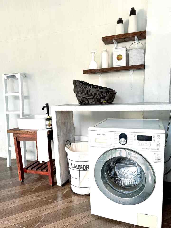Washtafel Hasil DIY Di Area Laundry.

Laundry area kami semi outdoor,kami lengkapi dengan washtafel dan meja kayu model klasik farm house yang dikerjakan suami saat weekend.Sink american standart square seharga 1 jutaan ,kran hitam 270 ribu,instalasi dan kayu balok untuk meja sekitar 250 ribu.Sink model square tebal dipilih sebagai aksen style khas farm house.Digunakan untuk cuci tangan juga untuk kucek cucian sebelum masuk ke mesin cuci.Semoga memginspirasi ✨

#laundryroom
#laundryroomdecor
#sink
#laundryarea
#vintage
#diy