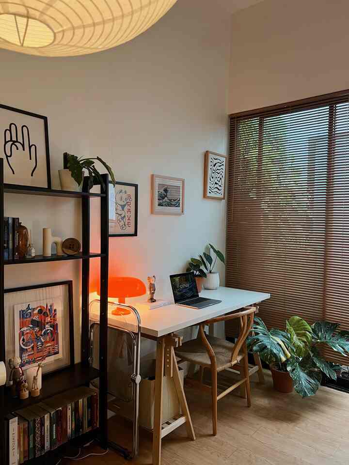 Suasana cozy area kerja istri di sore hari :) #workingspace #cozy #office #minimalist #art 