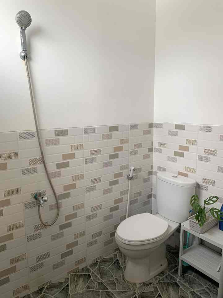 Cahaya alami kamar mandi dan minimasi bor dinding ✨

Penggunaan jendela boven zig zag selain untuk cahaya alami juga sirkulasi udara yang baik. Meminimasi bor dinding dengan menggunakan rak sudut tempel juga gantungan handuk stainless di belakang pintu kamar mandi. Ada tambahan rak plastik untuk peralatan kebersihan kamar mandi agar terlihat lebih rapi.

#minimalist #kamarmandisimple #homedecor #livewithkids #homestyling #bathroom #simplebathroom