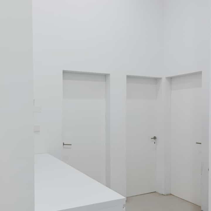 Kami menggunakan pintu tanpa kusen, dengan finishing duco warna putih menyamai warna cat rumah kami. Agar pintu terlihat minimalis dan clean.

#doordesign #minimalis #roomdesign #doordesigninspo #simpleminimalis