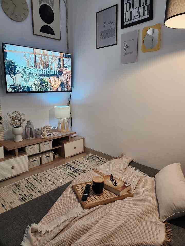 Ruang tamu sekaligus ruang bersantai di kontrakanku berukuran kurang lebih 3x3 meter persegi.
Penambahan lampu di sudut-sudut ruangan bikin suasananya menjadi lebih warm and cozy ☺️

#InspirasiLivingRoom 
#IdeLivingRoom
#RuangSantai