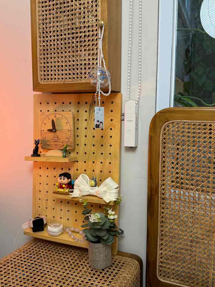 Nambahin pegboard di kamar jadi bisa skalian styling perintilan dekor💕 #kylehome #homedecor #pegboard #wood #perintilanrumah #rotan #kamartidur