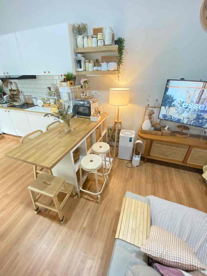 Awalnya beli rumah ini type 45/120, lalu setelah ada dana kami bangun area lahan kosong dibelakang. 

Area belakang kami alokasikan untuk dapur, dining room dan living room tanpa sekat agar terlihat luas. Kami juga menambahkan 1 kamar mandi, laundry room dengan sliding door agar ruangan selalu terlihat rapih walaupun lg banyak jemuran😝, dan area void untuk vertical garden jadi rumah lebih banyak bukaan, terang dan ada sirkulasi udara.

Alhamdulilah untuk luas bangunan 98m ini cukup untuk kami dan 4 kucing❤️

 #MyHomeStory #MyHomeJourney #CeritaRumahku #kylehome #rumahmini #rumahlahanterbatas 