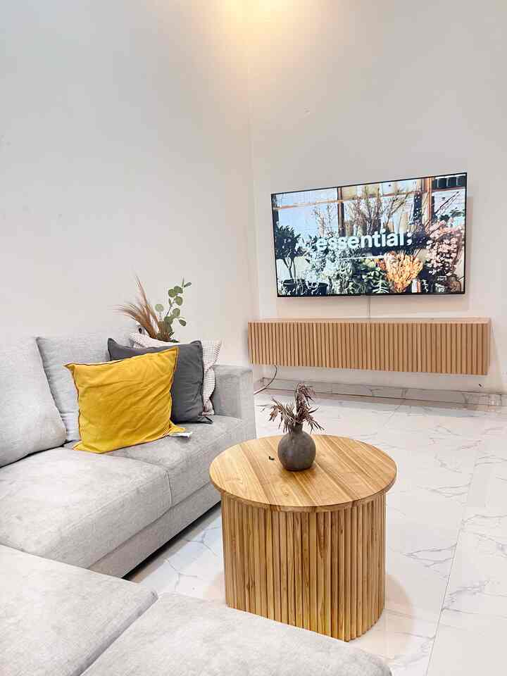 Ruang tamu ini lebih terlihat simple karena tidak banyak dekorasi. Hanya bermain di elemen furniturenya yang memakai kisi - kisi agar terlihat kesan Japandinya. 

#livingroom
#designruangtamu
#sofa
#designruangtv
#lemaritv
#dekorasirumah
#japandistyle