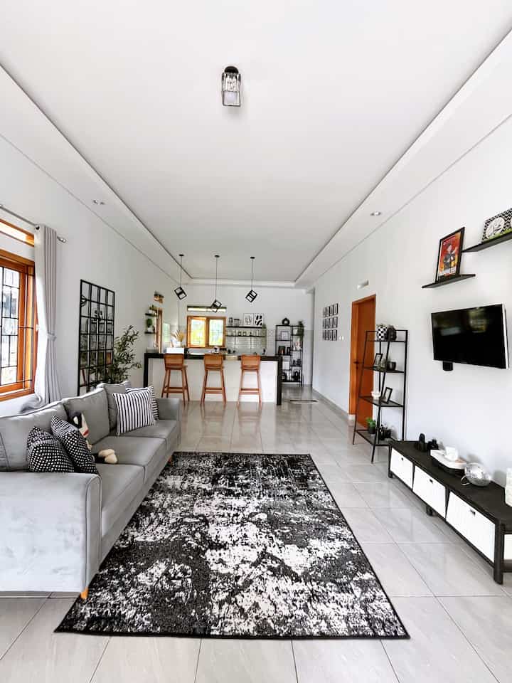 Ruang TV dimana tempat menghabiskan waktu bersama keluarga. Masih perpaduan warna hitam putih dan abu dengan sentuhan warna kayu. Dengan lahan terbatas kami memilih konsep open space agar rumah kami terkesan lebih luas. 

#BumiGerrd #RumahOpenSpace #RuangKeluarga #RuangTv #RumahMonochrome