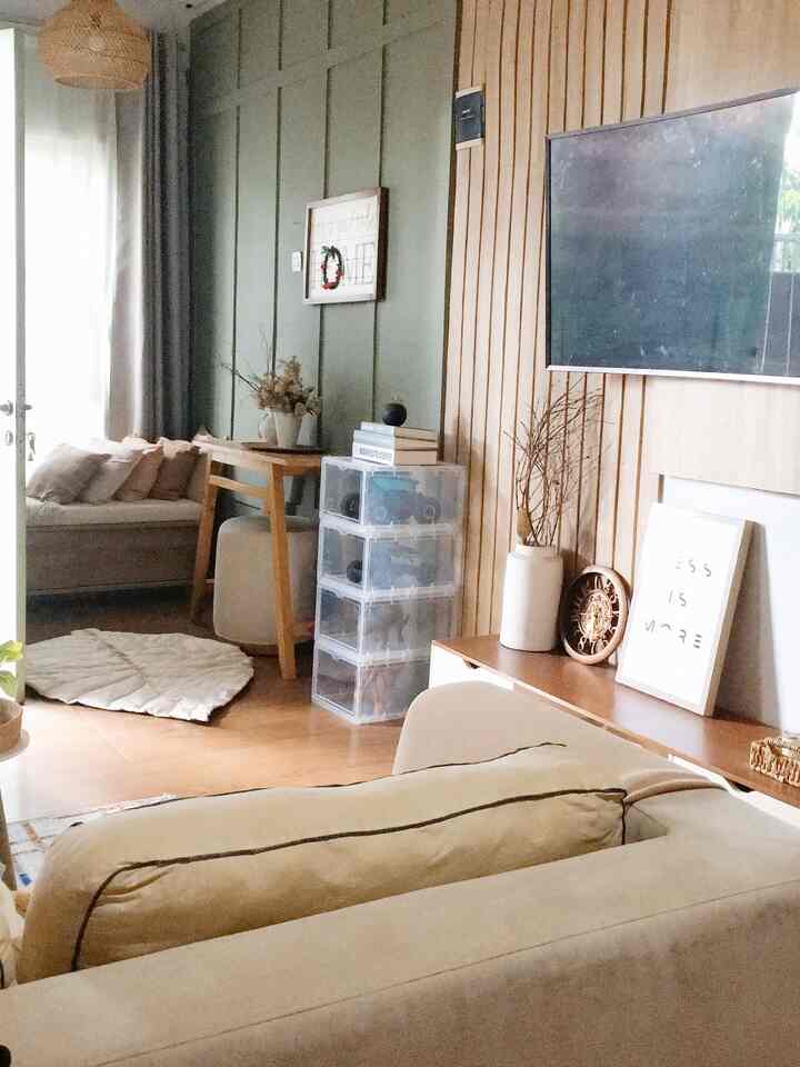 Area Foyer atau Mudroom (slide 1) ini dulu nya adalah Teras rumah, semenjak di renovasi fasad dan bangunan d tambah maju, Teras d tambah bangunan baru, jadi lah ruangan ini... sampe sekarang ruangan ini jd ciri Khas banget Rumah kami... Bangunan tambahan yg mungil tapi multifungsi dan estetik.
Ruang Tamu cuma berubah posisi saja (slide 2) tambahan perintilan aza dr taon ke taon biar gak bosen👌
Untuk Area Island Table ( slide 3 ) adalah dulu nya dinding pembatas yg kini d jebol di bikin open space aza antara area dapur n ruang tamu, agar punya area makan tp tetap punya kabinet" penyimpanan, mka kmi bikin Islan Table yg multifungsi👌 

#MyHomeStory
#MyHomeJourney
#CeritaRumahku #scandinavianminimalis #Japandi #LivingRoom #IslandTable #Foyer #LowBudget