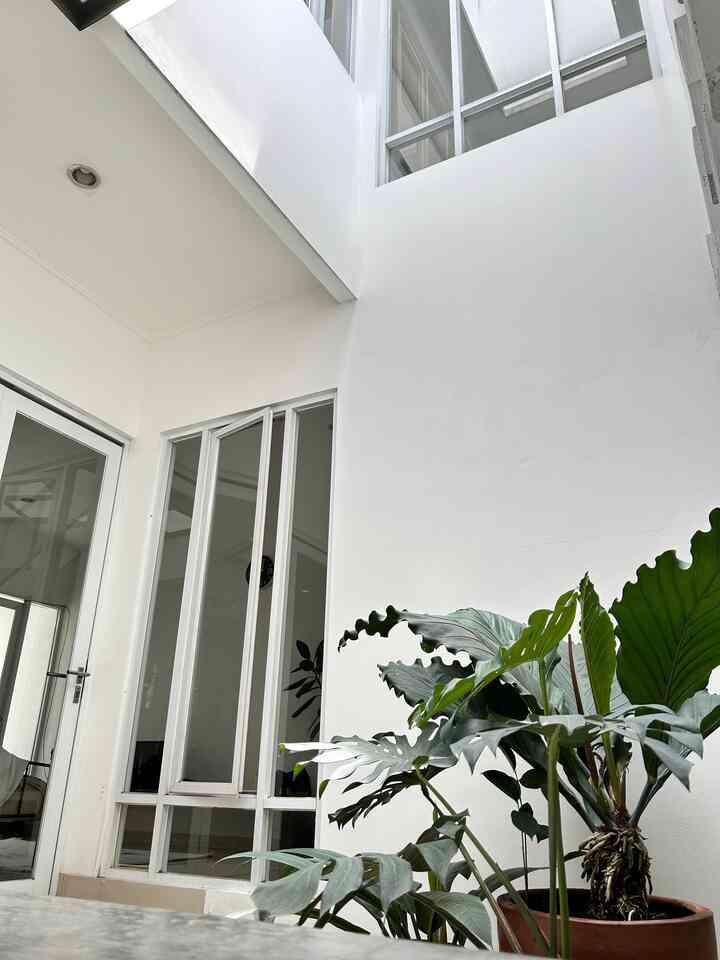 Taman yg jd salah satu center point di #boemisaturnus ini jd salah satu sumber sirkulasi udara, dan dibuat tidak tertutup jd sinar matahari dan air hujan langsung ke taman #innercourt #scandinavian #tamandalamrumah #bandung