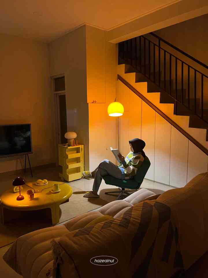 baca buku di sofa baru~ seneng banget kebagian sofa limited collection ikea satu ini 

post terakhirku di ohouse season ini, untuk update dekor rumah gen Z bisa langsung follow IG @hazealnut yaa 🫶🏻☺️

#HomeLighting #InspirasiLampu #nightvibes #LightingDesign #lampuestetik #genzhaus #postmodern #hazealnut #livingroom 