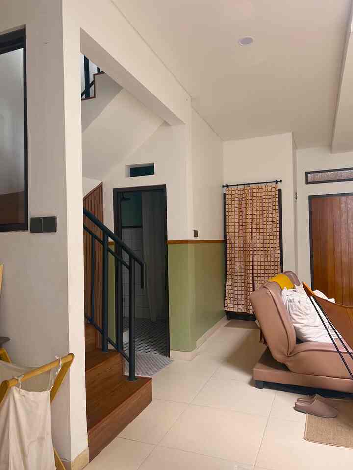 Rumah itu jodoh-jodohan, karena yang cocok buat kita belum tentu cocok buat orang lain~

Setelah mencari kesana kemari akhirnya kami cocok sama rumah yang sekomplek sama orang tua, di komplek lama tempat suami tinggal dari kecil🏡 Mayoritas rumah di sini masih bangunan tua, sama seperti rumah yang kami beli tahun 2020. Hampir rubuh dan butuh banyak renovasi kalo mau aman ditinggali, makanya kami renov rumah ini di tahun 2021 sebelum anak pertama kami lahir. 

Rumah itu bukan cuma sekedar tempat tinggal, tapi lebih dari itu. Buat kami rumah itu tempat bertumbuh dan tempat dimana kita merasa aman serta nyaman, makanya pemilihan lingkungan yang tepat juga amat sangat penting dan harus diperhatikan sejak awal✨

#MyHomeStory
#MyHomeJourney
#CeritaRumahku
#ceritarenovasi
#homesweethome
#90sqm
#midcenturymodern
#jotun