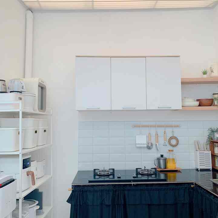 Hola tetangga ohouse 💙

Aku kepikiran pengen kasih tananaman hias asli di dapur, tapi masih mempertimbangkan kira-kira tanaman apa ya yang cocok dan mudah perawatannya ? 

#asrarumah
#verticalhouse
#compacthouse
#kitchenideas
#dapurtanpakitchenset
