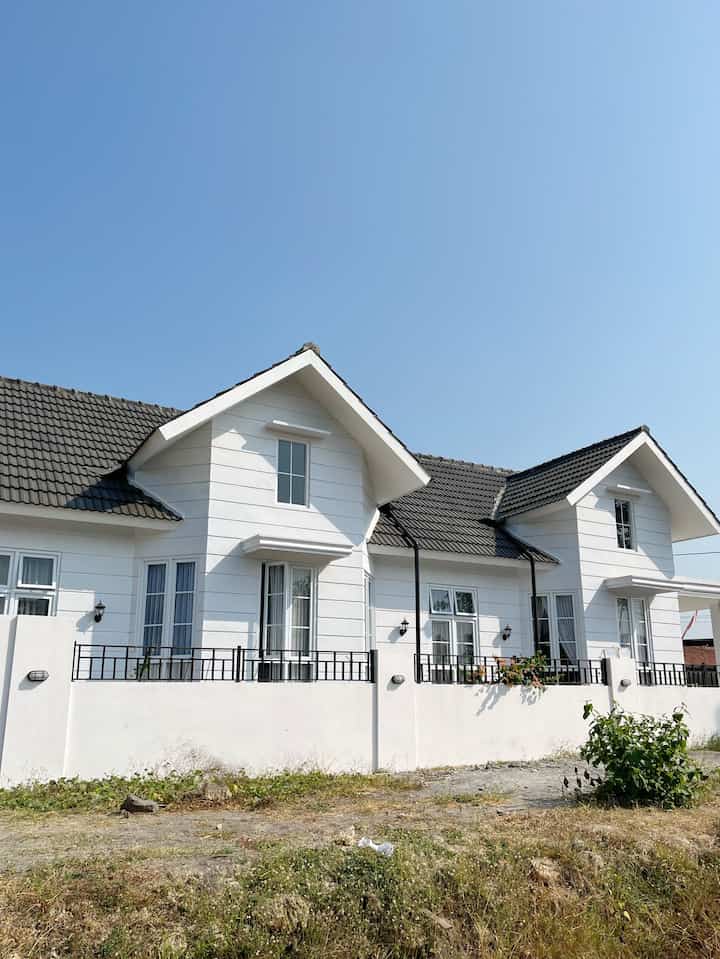 Tentang Rumah Valge ☘️

Rumah ini kami bangun dari 0 menggunakan jasa kontraktor📐
Awalnya kami mencari tanah di daerah yang kami suka, dengan beberapa pertimbangan sebelum membeli tanah:🖍️
✔️ Bebas bajir
✔️ Dekat Fasum
✔️ Lingkungan Nyaman
✔️ Tidak terlalu jauh dari jalan utama
✔️ Akses masuk bisa di lewati mobil

Dengan pertimbangan tersebut, kami menemukan tempat yg ideal bagi kami.
Meskipun harganya sudah cukup tinggi di daerah sini, akan tetapi untuk kenyamanan jangka panjang kami akhirnya memilih tanah ini🔖

Pembangunan kurang lebih 6 bulan dengan segala drama yang ada
Kami pakai kontraktor karena kami tidak ada waktu untuk membeli bahan bagunan dan tidak berpengalaman,😄
Sebelum pakai kontraktor hal yang perlu diperhatikan
✔️ Lihat dulu rumah yang pernah di bangun kontraktor
✔️ cari review sebanyak-banyaknya
✔️ diskusi kan denah rumah dan detail detail nya
✔️ buat surat perjanjian
✔️ lampirkan spesifikasi dalam RAB, contoh kedalaman galian fondasi, merk dan jenis granite,cat,kran,toileters dll yg akan di pakai, detail gerbang dan masih banyak lagi intinya setiap bahan yang di pakai ada spesifikasi merk dan type nya 
✔️ minta garasi minimal 6 bulan (supaya tau kondisi saat hujan dan panas apakah ada keluhan)
✔️ tetap kontrol saat pembangunan, jangan percayakan 100% pada kontraktor
✔️ disarankan kl ga paham bangunan, bisa minta jasa profesional yaa kaya arsitek atau pengawas bangunan yang bisa datang rutin
#MyHomeStory #MyHomeJourney #CeritaRumahku #TipsMembangunRumah