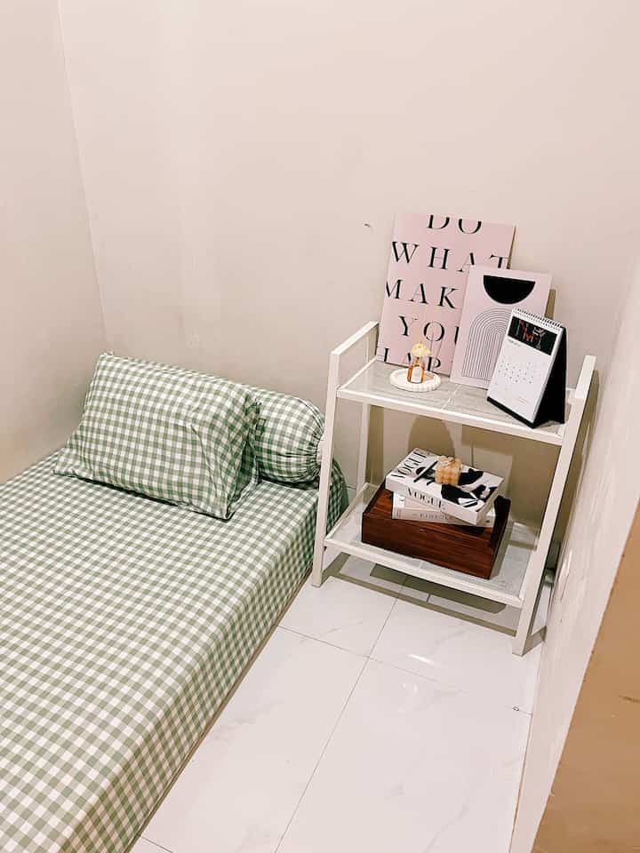 ✨GUEST BEDROOM✨ 
Akhirnya jadi juga makeover ruangan ini yang penuh barang. Siapa yg kamar tamunya selalu jadi tempat naro barang? 😆🙋🏻‍♀️

Alhasil ruangan dengan ukuran letter L ini bisa di makeover di area tempat tidurnya. Semoga besok2 bisa dicicil di area lainnya juga 💃

#kamartamu #rumahminimalis #ruangantidur #kamartidur #industrialhome #makeover #roommakeover 