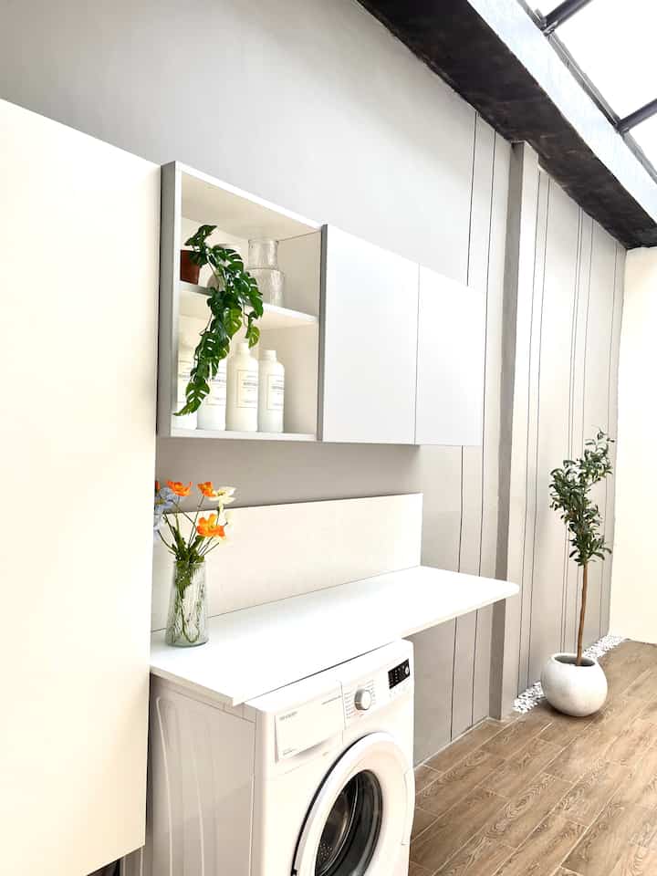 Tanaman hidup, artificial, tanaman kering. 
Perpaduan yang sepertinya setiap rumah pasti ada ya.
Jadi seperti salah satu elemen penyeimbang hhehe.
#bungaartificial #dekorasirumah #TanamanDeco #rumah #tanamandirumah