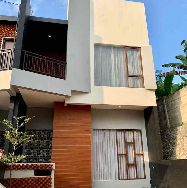 Perjalanan tentang rumah pasti berbeda-beda tiap orangnya.
Kalo kami, bahkan tidak pernah menyangka untuk memiliki rumah sendiri di tanah rantau ini.
Ya begitulah rezeki, sudah Allaah atur.
Fasad rumah ini yang membuat kami pertama kali penasaran sama rumahnya, iklan perumahan ini masuk ke beranda instagram ku.
Dengan niat yang cuma lihat2 saja berakhir dengan membeli rumah hehe
Alhamdulillaah sekarang udah hampir 1 tahun menempati rumah ini.

#MyHomeStory #MyHomeJourney #CeritaRumahku #Mysweethome #rumahdeveloper #60sqm