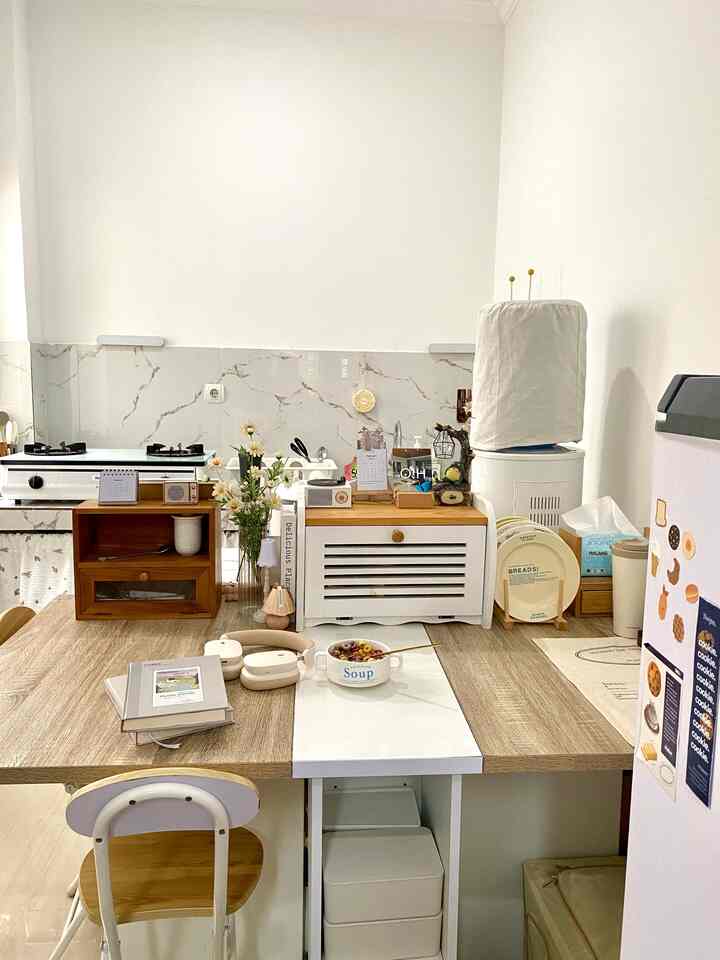 Situasi meja makan saat pagi hari, bisa untuk menulis jurnal ataupun sarapan ☘️

Beberapa dekorasi dengan pajangan yang aesthetic dan minimalis.

#rumahmungil #depok #aesthetic #diningroom #himeinspo