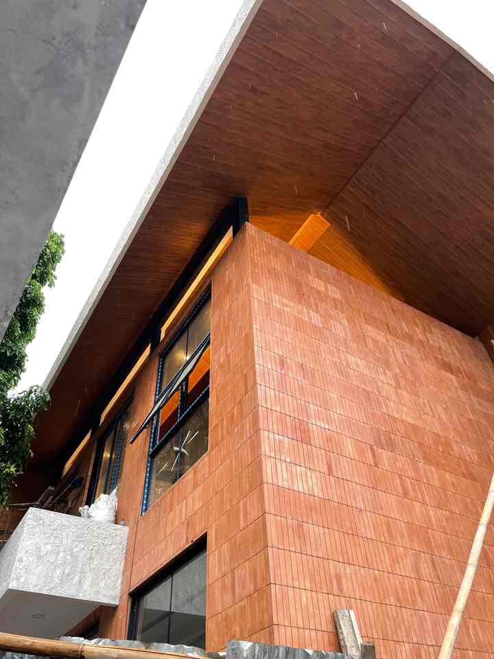 Cerita dirumahpojok. Rumah ini baru kami tempati kurang lebih satu tahun. Rumah ini ditempati oleh dua keluarga (lantai bawah keluarga kakak, dan lantai atas aku dan suamiku). Walaupun tema interior rumah kami sedikit berbeda tapi fasad rumah ini adalah modern minimalis tropis. Bagian Favorit ku dirumah ini tentu saja dapur dan living room yang menjadi satu, Selain itu aku juga sangat suka menghabiskan waktu di ruang kerja ku. Sebenernya beberapa bagian ruangan di rumah ini belum sepenuhnya jadi sesuai dengan keinginan kami karena berhalangan dengan budget, semoga kedepannya akan menjadi rumah tumbuh dan kami bisa melengkapi rumah ini dengan bertahap.
_
#MyHomeStory
#MyHomeJourney
#CeritaRumahku
#DirumahPojok
#CeritadiRumahPojok
#HomeSweetHome