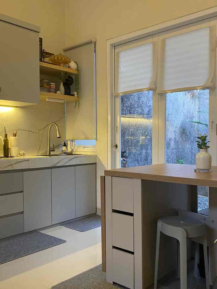 Living & Dining yang langsung bersebelahan sama living room. Karena rumahnya kecil, bagian belakang yang tadinya itu tembok di ganti sama folding door dengan pemandangan taman kering supaya terlihat jadi agak lebih luas!🤩 

#kitcheninspo #diningroominspo #backyardideas #inspirasirumahmungil #smallhouse #rumahdeveloper #rumahmungil #petparent #50m2