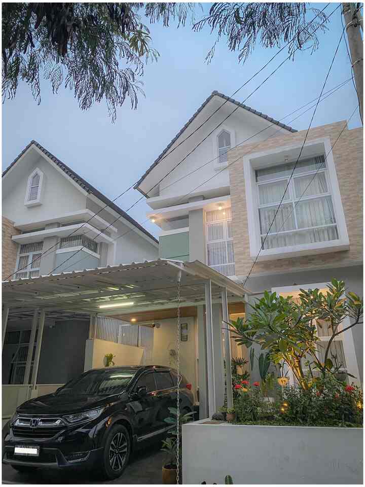Fasad rumah yang bikin jatuh cinta pada pandangan pertama.

Hai tetangga O!house
Fasad rumah d_houseds ini masih asli bawaan developer, tidak ada yang kami rubah karena peraturan dari developer tidak boleh merubah fasad. Beberapa tetangga ada juga yang melanggar aturan itu dan merubah fasad rumahnya. Namun kami tetap mempertahankan fasad bawaan developer ini sebab dari awal memilih rumah ini karena kami sangat suka pada fasad rumah dan lingkungan cluster yang Asri. Kami hanya menambahkan area dapur kotor, area laundry, dan gudang dibelakang serta area balkon atas. 

#MyHomeStory
#MyHomeJourney
#CeritaRumahku
#rumahdeveloper
#rumahcluster
#minimalist 
#whitehouse
#homedecor 
#cimahi
#bandung