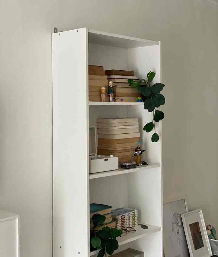 my safest place on earth 📚👓
#korenstyle #tangsel #inspirasikamar #kamartidur #dekorasikamar #banten #minimalist 