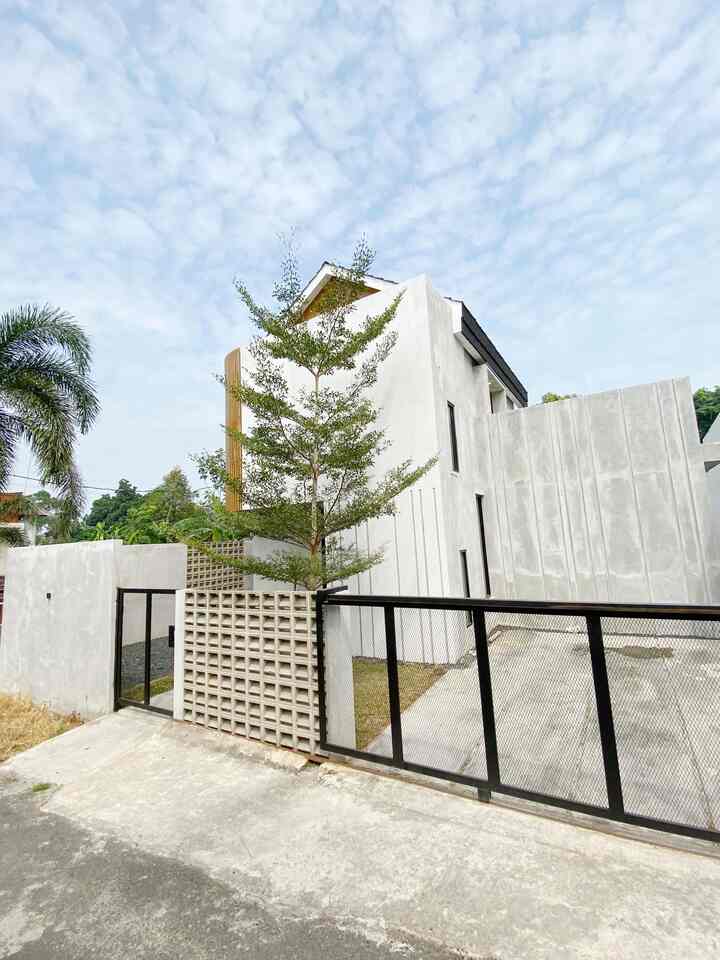 Perjuangan membangun rumah yang tidak akan pernah terlupakan, rumah ini hanya bersebelahan dengan kontrakan kecil yang biasa kami tinggali. Singkat cerita, banyak kenangan dalam suka & duka selama proses pembuatannya. Semoga rumah ini tumbuh menjadi rumah yang nyaman dan berkah ❤️
#MyHomeStory #MyHomeJourney #CeritaRumahku #industrialhouse